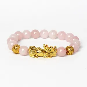 Bracelet de perles en quartz rose avec charm pixiu doré et perles gravées pour la chance.