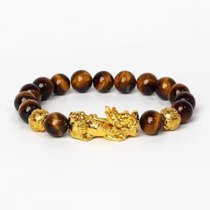 Gros plan détaillé du bracelet en perles d'œil de tigre avec pendentif Pixiu doré.