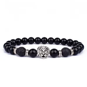 Detailopname van de heren zwarte lavasteen en agaat kralenarmband met een zilveren leeuwenkop.