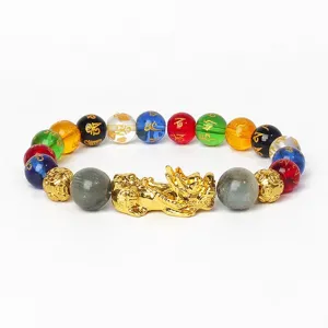 Gros plan du bracelet Pixiu en perles colorees avec des perles de mantra et des details dores.