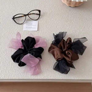 Set van twee luxe satijnen scrunchies met elegante mesh-strikken in zwart en bruin