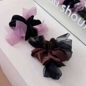 Set van elegante satijnen en mesh scrunchies met strikken in zwart-paars en bruin-zwart