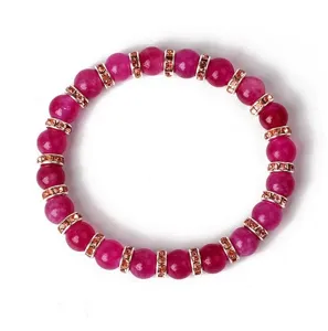 Detailansicht des roten 8mm Perlenarmbands mit funkelnden Strass Metall-Zwischenringen.
