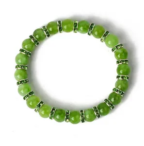 Grüner Chalzedon Strass Abstandshalter Perlenarmband Detailansicht, eleganter Schmuck.