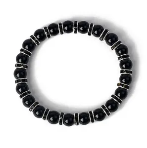 Nahaufnahme des eleganten schwarzen Perlenarmbands mit funkelnden Strass-Abstandsringen im Detail.