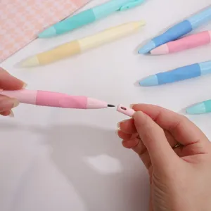 Nahaufnahme bunter ergonomischer Druckbleistifte mit weichen Pastellgriffen für leichtes Schreiben.