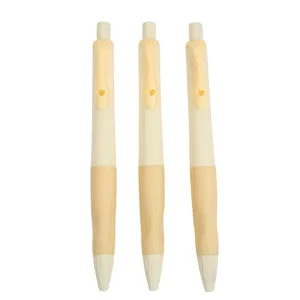 Drei beige Druckbleistifte mit Herz-Clip und Gummigriff für glattes tägliches Schreiben.