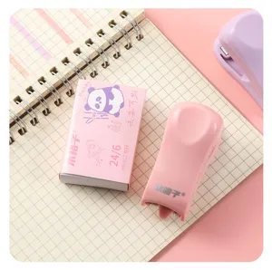 Mini cucitrice compatta con simpatico design panda e punti 24/6 rosa pastello per ufficio.
