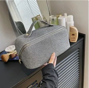 Nahaufnahme der glitzernden silbernen Kosmetiktasche mit strukturiertem Griff