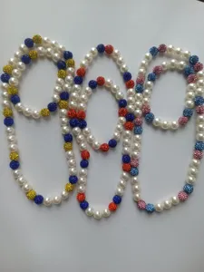 Detailed view of 10mm rhinestone disco ball and white pearl beaded jewelry set