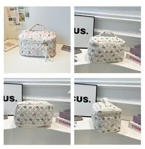 Vistas detalladas de neceseres acolchados con estampados de flores y personajes en blanco.