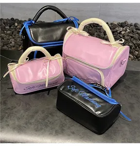 Vue détaillée des trousses à maquillage roses et noires en tailles grande et petite