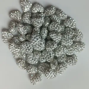 Detailansicht von Strass Herz Perlen, Pave Ton Kugel Anhänger für DIY Schmuckherstellung.