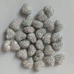 Nahaufnahme Detailansicht von weißen herzförmigen Strass-Tonperlen, funkelnde DIY Zubehörteile.
