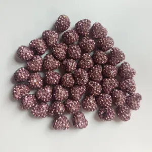 Nahaufnahme von 12x14mm Strass Herz Perlen mit Halbbohrung, glitzernde Ton Bastelperlen DIY.
