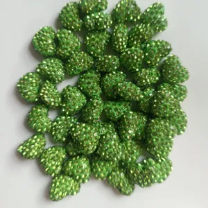 Grüne Strass-Herz Tonperlen Detailansicht glitzernde Oberfläche für DIY Schmuck basteln.