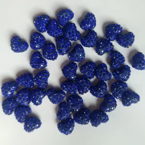 Dunkelblaue Strass Herz Perlen Polymer Ton Pave Anhänger für DIY Schmuck Detailansicht.