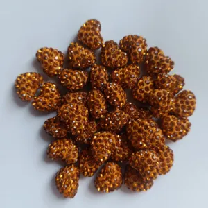 Nahaufnahme Detail von bernsteinfarbenen Strass Herz Ton Perlen für Schmuck und Ohrringe.