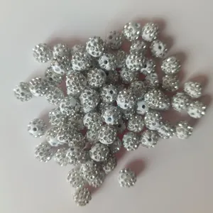 Weisse Strass Ton Shamballa Perlen Detailaufnahme, glitzernde Kristall Kugel Bastelzubehoer.