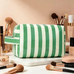 Détail d'une trousse à maquillage en PVC à rayures vertes, fini brillant