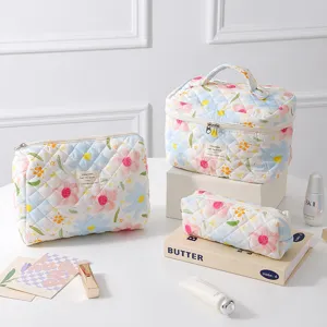 Floral quilted cotton cosmetic bag set with various sizes and a convenient handle