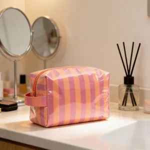 Neceser de maquillaje a rayas de gran capacidad en un baño acogedor con un acabado brillante