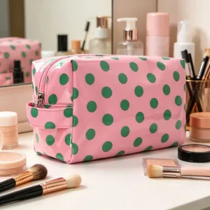 Vue détaillée d'une trousse de maquillage en PVC à pois roses sur une coiffeuse