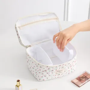 Detailansicht verstellbarer Trennwände in einer geblümten gesteppten Make-up-Reisetasche