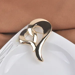 Detalle de cerca de un broche de corazón hueco dorado con elegante acabado metálico