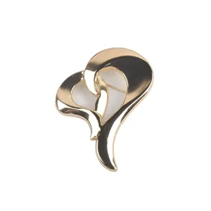 Vista detallada de un broche de corazón hueco de metal dorado con superficie pulida.