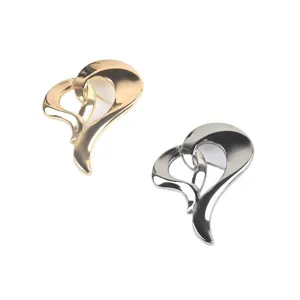 Pareja de elegantes broches metálicos con forma de corazón hueco en oro y plata.