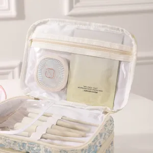 Detailansicht der Innenfächer einer geblümten Kosmetiktasche mit Staufächern