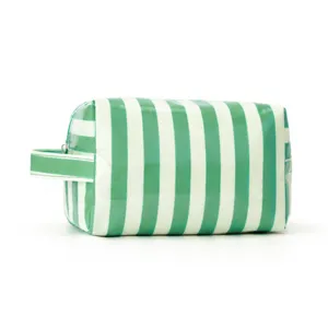 Vue latérale d'une trousse de toilette en PVC à rayures vertes et blanches avec poignée