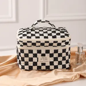 Detail der karierten gesteppten Kosmetiktasche mit Reißverschluss