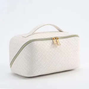 Grote witte geweven make-up tas met gouden ritssluiting en handvat voor op reis