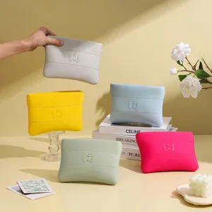 Neopren Kosmetiktasche Geprägtes Buchstabenmuster Tragbar Scuba Stoff Make-up Aufbewahrungstasche Reise-Necessaire Damen