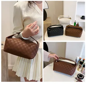 Vista detallada del neceser de maquillaje vintage de cuero PU con diseño a cuadros