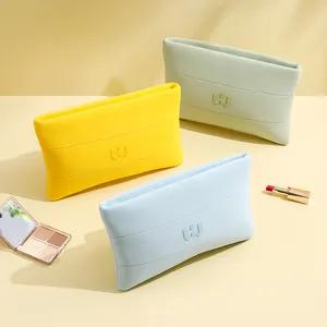 Set mit drei farbenfrohen Neopren-Kosmetiktaschen in Gelb-, Grün- und Blautönen
