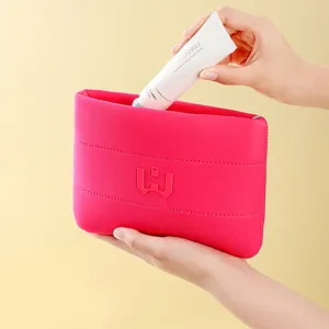 Detailansicht einer rosa Neopren-Kosmetiktasche zeigt die Verwendung mit einer Tube