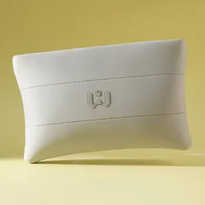 Nahaufnahme der hochwertigen grauen Neopren-Kosmetiktasche mit modischem Metalllogo.