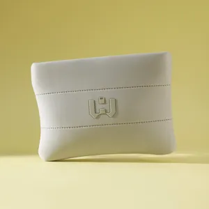 Detailansicht einer hellgrauen Neopren-Kosmetiktasche mit einem stilisierten Markenlogo.