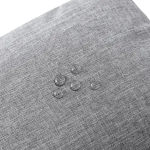 Detalle macro de tela gris impermeable con gotas de agua en neceser de viaje