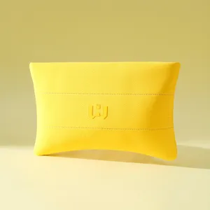 Detailansicht der Textur der leuchtend gelben Kosmetiktasche aus Neopren Baumwolle