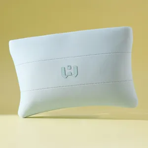 Nahaufnahme einer hellblauen Kosmetiktasche aus Scuba-Stoff mit Logo