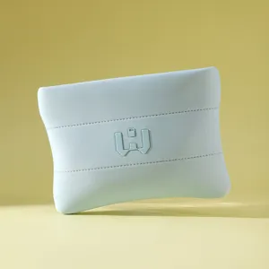 Nahaufnahme einer blauen Neopren-Kosmetiktasche mit hochwertigen Nähten