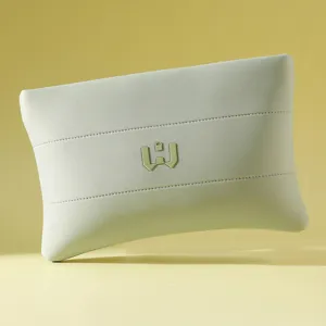 Detailansicht einer schlichten Kosmetiktasche aus Neopren mit schickem Metall-Logo