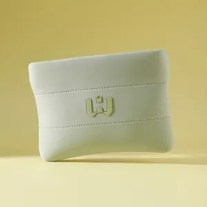Detailansicht der mintgrünen Neopren-Kosmetiktasche mit einem geprägten Logo-Motiv.