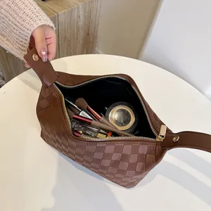 Neceser de maquillaje retro de piel sintética con diseño de tablero de ajedrez marrón
