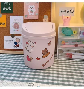 Mini poubelle de bureau rose avec couvercle basculant et joli motif d'ours, accessoire.