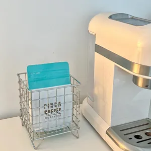 Metalen opbergmand detail, bureau organizer voor cosmetica en diverse kleine spullen thuis.